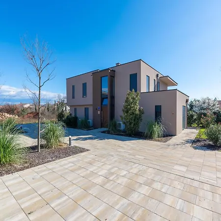 Modern With Private Swimming Pool